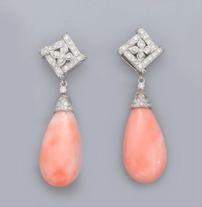   Paire de grandes boucles d'oreilles en deux parties, serties de diamants taille...