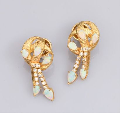   Paire de boucles d'oreilles en or jaune, 750°/00 (18K)serties d'opales taillées...