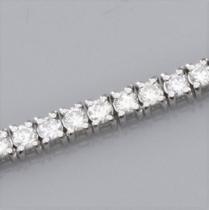   Bracelet rivière en or gris 750°/00 (18K), serti de diamants taille brillant pour...