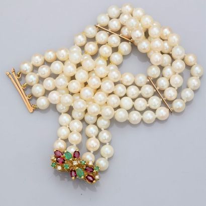   Bracelet formé de quatre rangs de perles de culture diamètre 6/6.5 mm (Japon),...