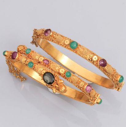   Deux bracelets ethniques rigides dont un bracelet serpent en or jaune 750°/00 (18K),...