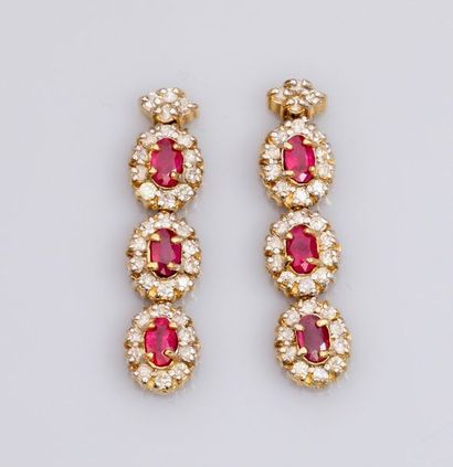   Paire de boucles d'oreilles en or jaune 585°/00 (14K), serties de rubis ovales...