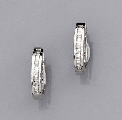   Paire de petites créoles ovales en or gris 750°/00 (18K), serties de diamants baguettes....
