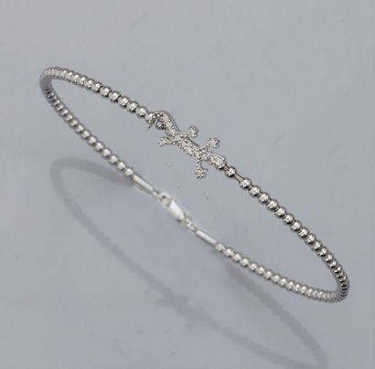   Bracelet rigide ovale en perles d'or gris 750°/00 (18K), orné d'une salamandre...