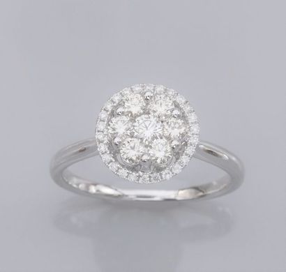   Bague ronde en or gris 750°/00 (18K) , sertie de diamants taille brillant, entourage...