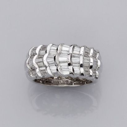 null Bague bandeau en or gris 750°/00 (18K), sertie de diamants baguettes disposés...