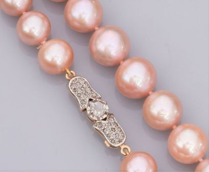 null Collier formé de 37 perles de culture roses diamètre 10.5 à 12.5 mm, fermoir...