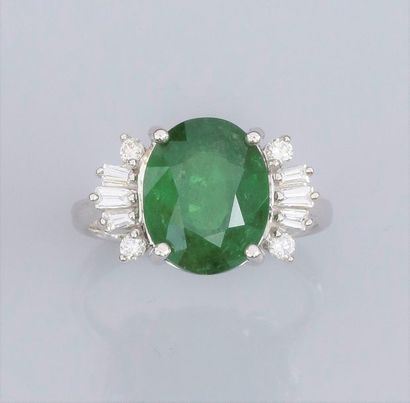 null Bague en or gris 750°/00 (18K), sertie d'un grenat vert tsavorite ovale naturel...