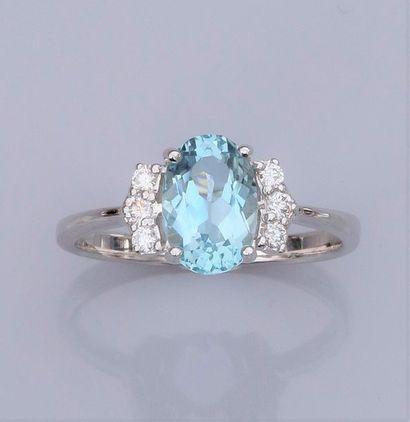 null Bague en or gris 750°/00 (18K), sertie d'une topaze bleue ovale à facettes de...