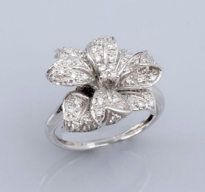 null Bague fleur en or gris 750°/00 (18K) , sertie de diamants taille brillant. 4.80...