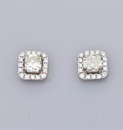 null Paire de boucles d'oreilles en or gris 750°/00 (18K), serties chacune d'un diamant...