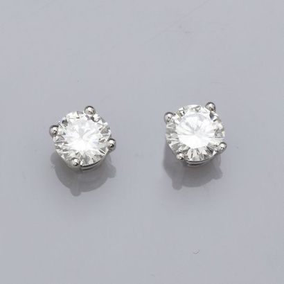 null Paire de puces en or gris 585°/00, serties chacune d'un diamant taille brillant...