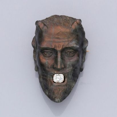 null Rare broche stylisant une tête de diable sculptée dans une pierre dure iridescente...