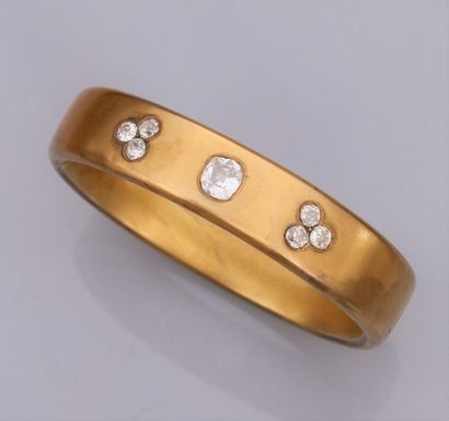 null Bracelet rigide ouvrant en or jaune dépoli, serti d'un diamant taille ancienne...