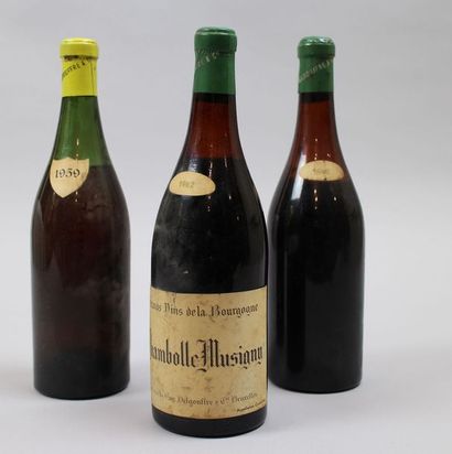 null Deux bouteilles de CHAMBOLLE MUSIGNY - Caves DELGOUFFRE 1962. Niveaux 4 et 7,5...