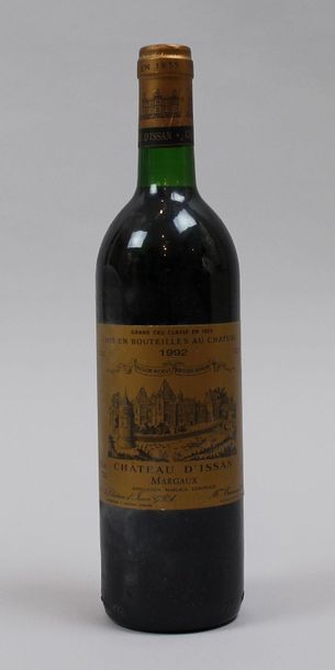null Une bouteille CHÂTEAU D'ISSAN - 3é Gcc Margaux 1992 Niveau bas goulot.
