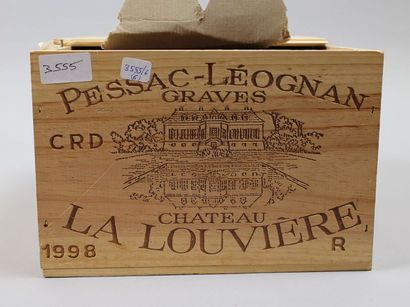 null Six bouteilles CHÂTEAU LA LOUVIERE – Pessac Léognan 1998. Caisse bois.