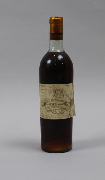 null Une bouteille CHÂTEAU COUTET à Barsac - 1er GC Sauternes 1953. Etiquette légèrement...