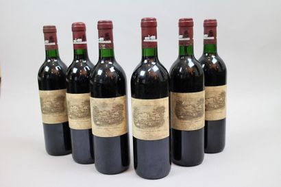 null Six bouteilles de Lafite Rothschild 1990. Etiquettes tachées et griffées. Quatre...