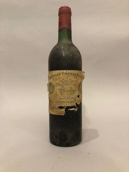 null Une bouteille CHATAU CHEVAL BLANC - 1er Gcc (A) St. Emilion 1974 Etiquette tachée...