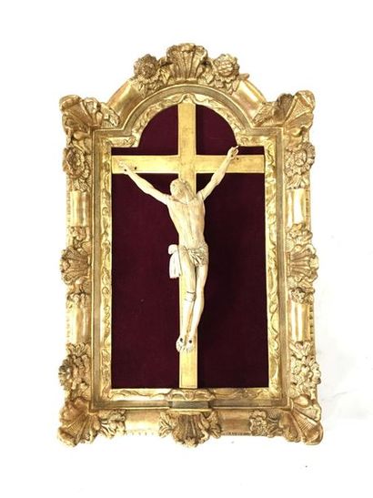 Christ en ivoire sculpté dans un cadre en...