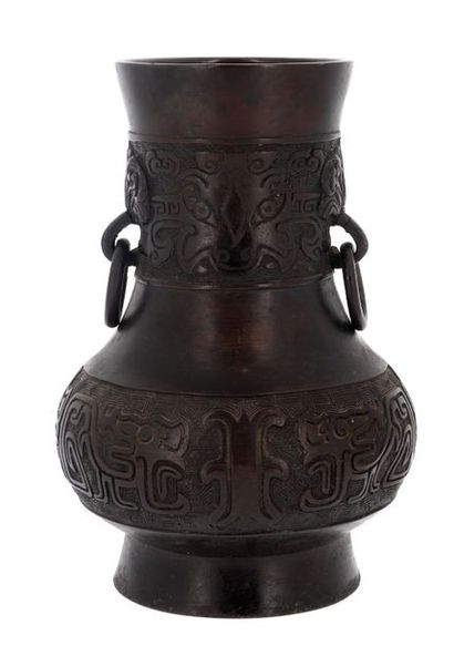 CHINE Vase en bronze à piédouche et deux...
