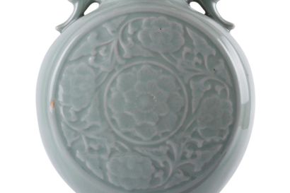  CHINE Gourde en porcelaine céladon à décor de médaillons centraux sur la panse et...