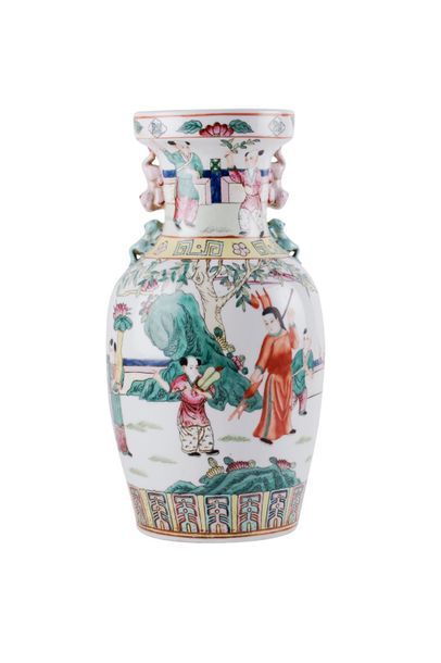  CHINE Vase en céramique à décor de personnages dansant en scène d'extérieur, frise...