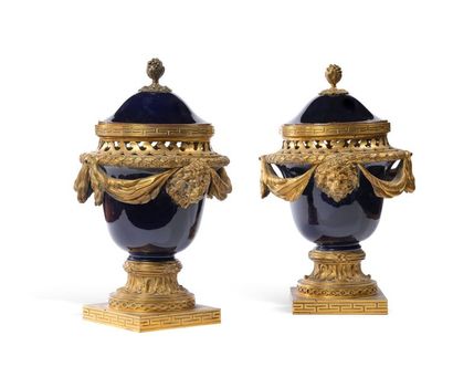 Pair of potpourri vases in Sèvres porcelain...