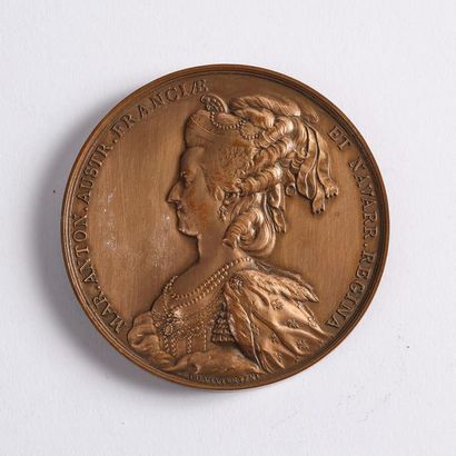  Médaille en cuivre représentant Louis XVI au recto et Marie-Antoinette au verso,...