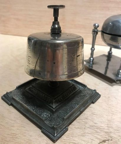  Set of three small metal table bells 
XIX and XX th 
H. 13 cm