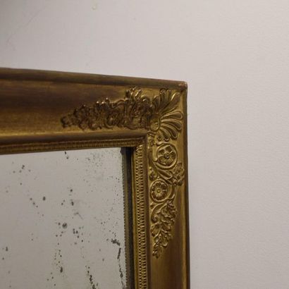  Louis XVI style mirror 
Golden wood surrounded by pearls 
98 x 90 cm