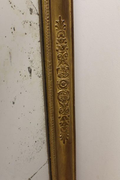  Louis XVI style mirror 
Golden wood surrounded by pearls 
98 x 90 cm