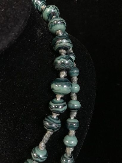  Shuttle brooch and long necklace of malachite beads.