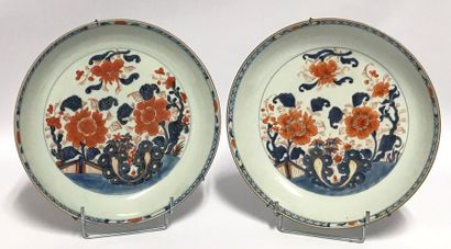 CHINE, XIXème siècle Deux plats en porcelaine...