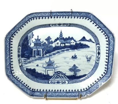 CHINE, XIXème siècle Plat octogonal en porcelaine...