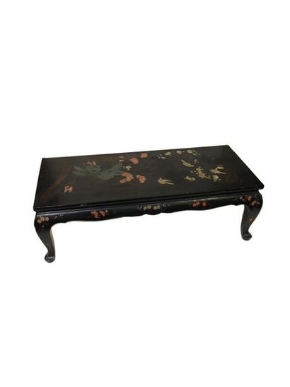CHINE. Table basse en bois laqué noir à décor...