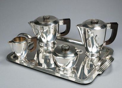  CHRISTOFLE Service Art Déco en métal argenté comprenant: une cafetière, une théière,...