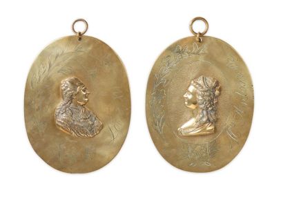  Louis XVI et Marie-Antoinette. Paire de grands médaillons à suspendre en laiton...