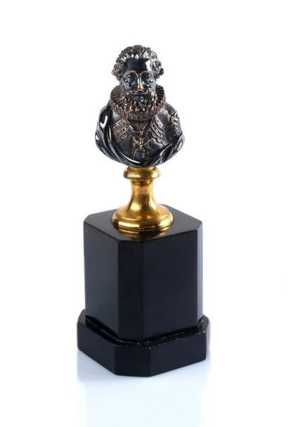  Henri IV, roi de France et de Navarre. Petit buste en bronze argenté représentant...