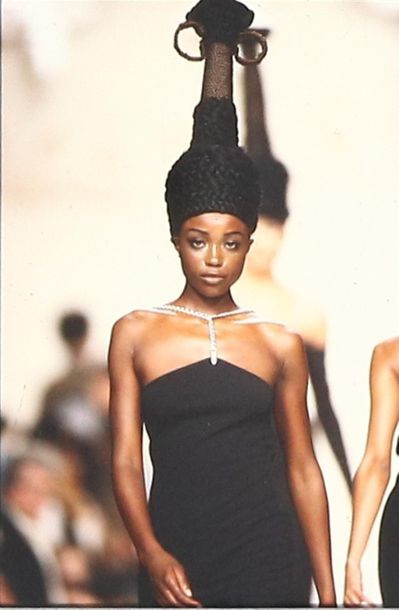 Chantal THOMASS - Printemps - Été 1992 Toque " perruque  " réalisée en cheveux artificiels...