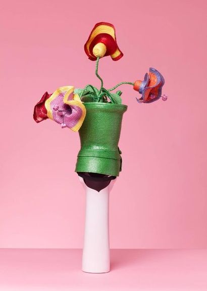 Chantal THOMASS - Printemps - Été 1992 Chapeau « vase et fleurs » en paille multicolore...