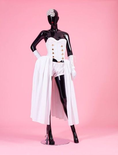 Chantal THOMASS - Printemps - Été 1989 Robe bustier crinoline en piqué de coton blanc,...