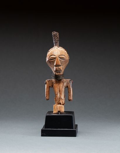  Fétiche Janus 
présentant un buste à deux visages évoquant des masques Kifwébé 
Bois,...