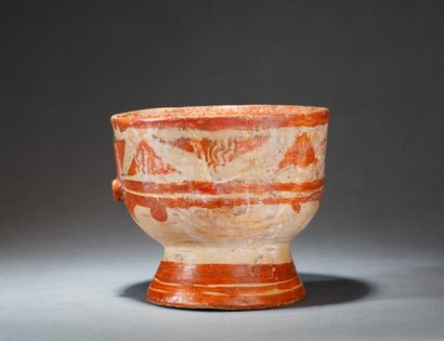  Vase 
agrémenté d'une tête modelée en relief et peinte 
Terre cuite polychrome,...
