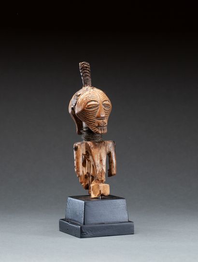  Fétiche Janus 
présentant un buste à deux visages évoquant des masques Kifwébé 
Bois,...