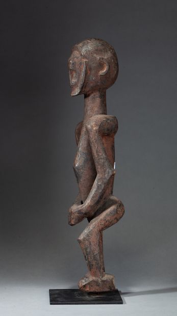  Figure anthromorphe 
présentée debout dans une position codifiée 
Bois dur, ancienne...