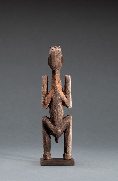  Figurine « Kiké » 
présentant un personnage debout avec corps stylisé en forme de...