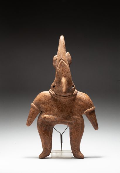  Statuette anthropomorphe 
elle présente un chaman à coiffe conique ou avec une déformation...
