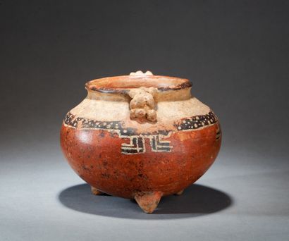  Ensemble de trois vases : 
- Encensoir cérémoniel agrémenté de motifs symboliques...